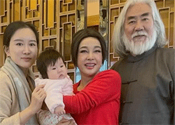 刘晓庆拜访张纪中杜星霖夫妇 却被嘲同框像三代人