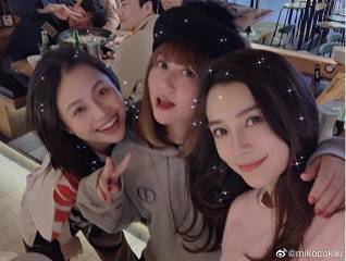 Baby懒理婚姻风波 素颜现身闺蜜生日趴送精致蛋糕
