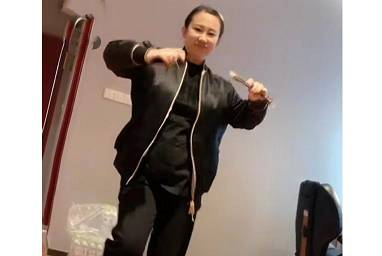 赵本山女弟子丫蛋曝跳舞视频 小腹隆起疑似怀孕