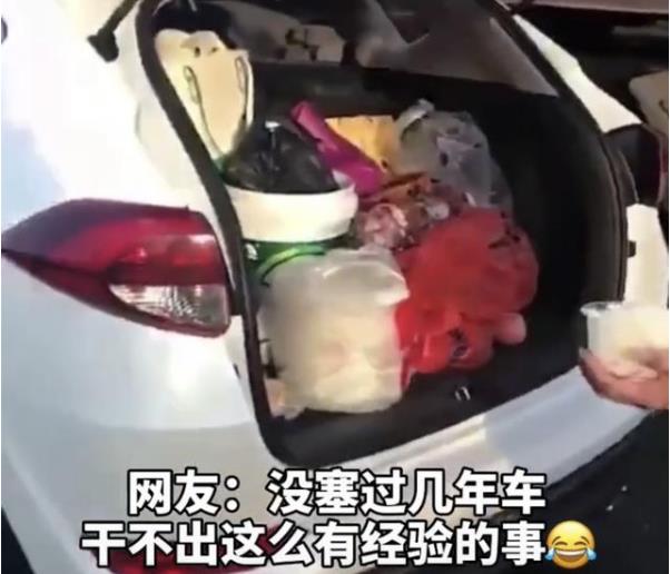 高速遇堵车 男子后备箱盛饭开吃 发生了什么?网友直呼