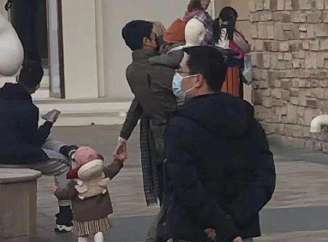 撒贝宁一家四口逛街被网友偶遇 宝宝背影乖巧可爱