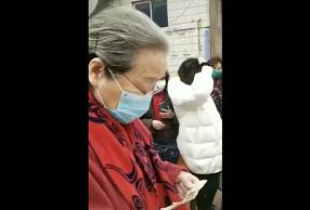 “容嬷嬷”李明启近照曝光 被偶遇后热情打招呼