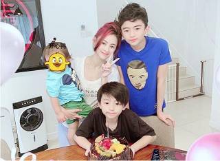 张柏芝带儿子逛街 老大卷发潮酷老二身高接近妈妈