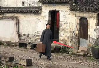 44岁靳东中年发福？穿长袍拍戏小肚腩明显