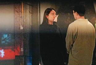 杨祐宁疑与妻子路边起争执 温柔安慰献上爱的抱抱