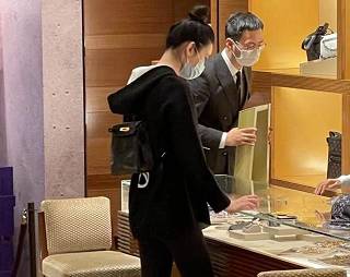 奚梦瑶背10万名包逛奢侈品店 两名店员周到服务