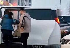 岳云鹏坐豪车现身亲戚婚礼 说漏嘴疑曝光三胎儿子