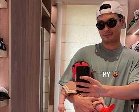 杨祐宁晒与女儿合照 忙删动态p掉衣服品牌后重发