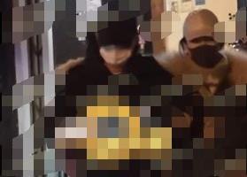 新恋情？文章与神秘女子手挽手过马路