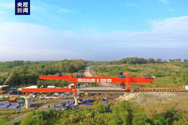雅万高铁箱梁架设任务顺利完成 铺轨通道全面打通
