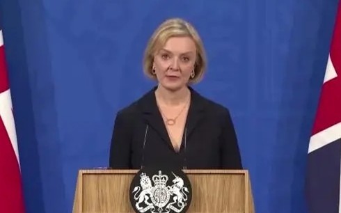 英国首相承认在制定“迷你预算”时犯错并道歉