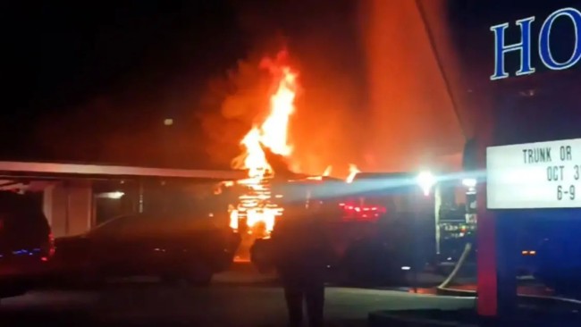 美国一飞机撞上建筑物坠毁 机上无人生还