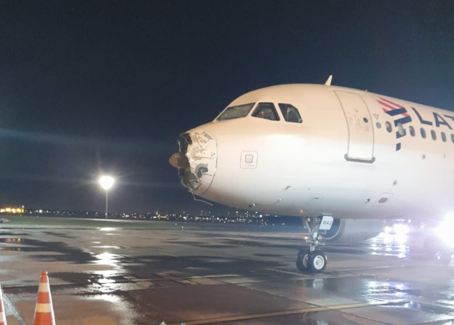 南美一架飞机遭暴风雨侵袭：机头部分脱落