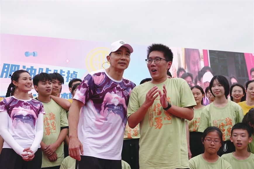 刘畊宏到苏州中学领跳毽子操 争当健康中国代言人 助阵校园体育文化节