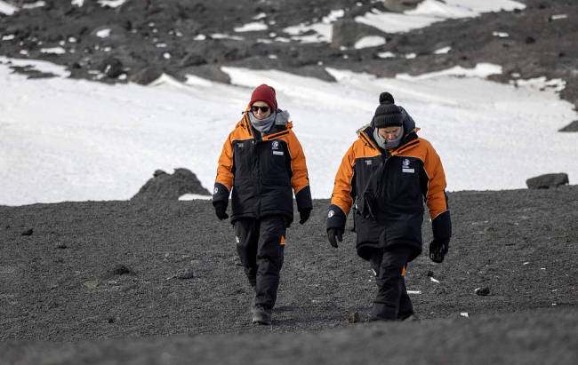 新西兰总理阿德恩因飞机故障滞留南极