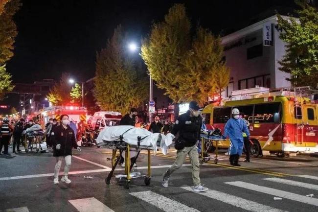 亲眼目睹梨泰院惨案 店员：我彻夜搬了50具遗体