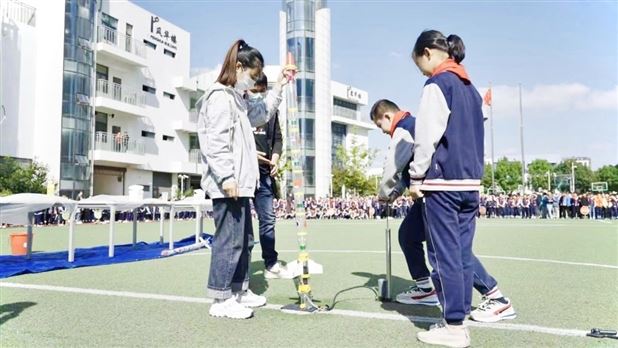 趣味实验点燃科学梦 南环实小校园科技节精彩开幕