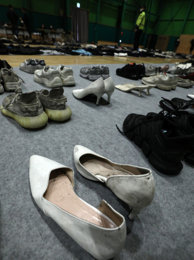 韩国踩踏事故失物招领处画面曝光：鞋子摆满一地