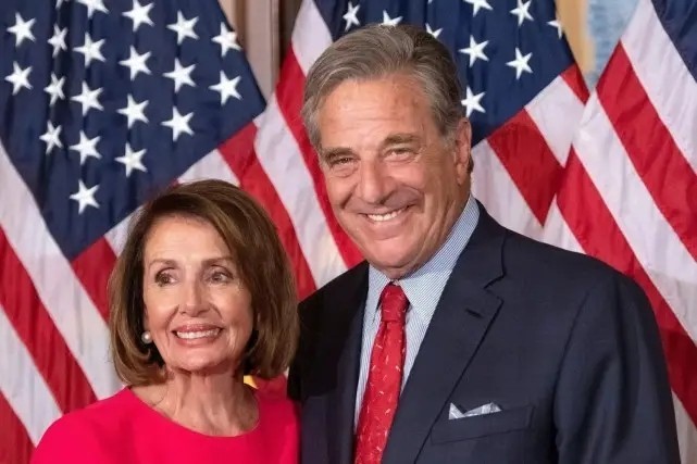 袭击保罗·佩洛西的嫌疑人拒不认罪