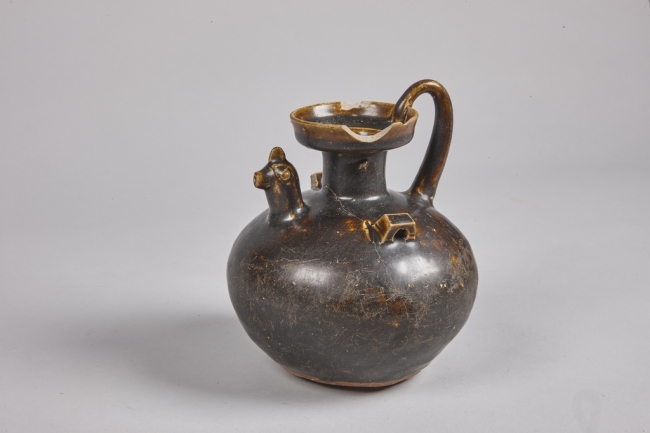 韩国千年王陵出土中国鸡头壶 专家：是珍贵史料