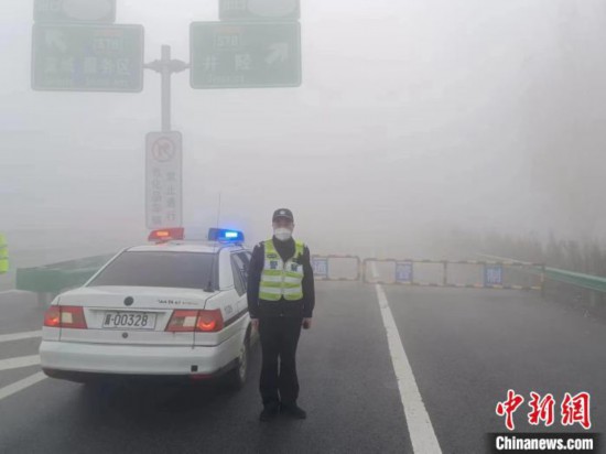 河北迎大雾天气多地高速公路关闭