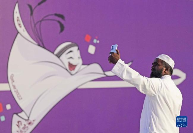 足球——卡塔尔世界杯气氛渐浓