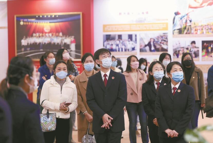 参观学习“致敬奋斗者”展览