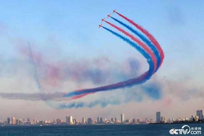 英国皇家空军“红箭”表演队亮相科威特航展