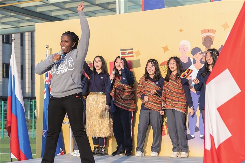 乌干达外教在苏体验文化嘉年华 听到故乡的音乐十分亲切
