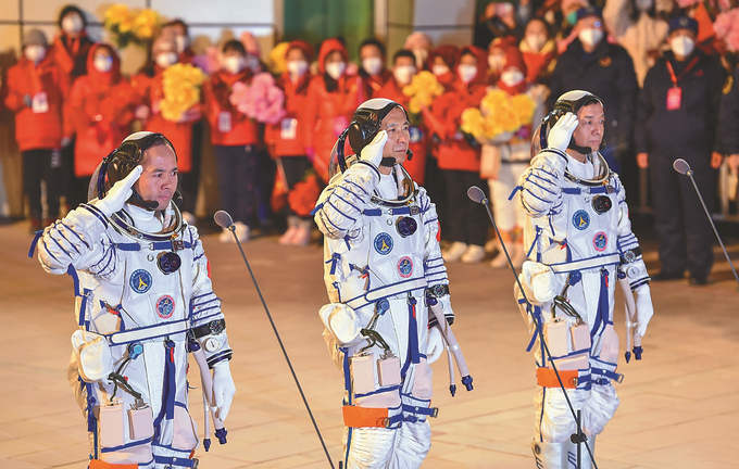 “圆梦乘组”飞天圆梦