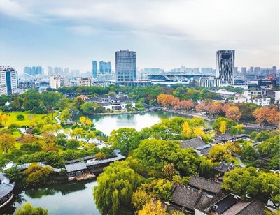 推窗见绿，迈步进园