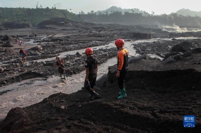 印尼塞梅鲁火山喷发 近两千人被紧急疏散
