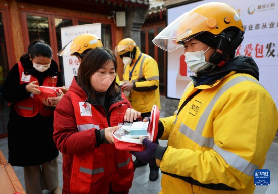 北京：送给外卖、快递小哥的“防疫关爱包”