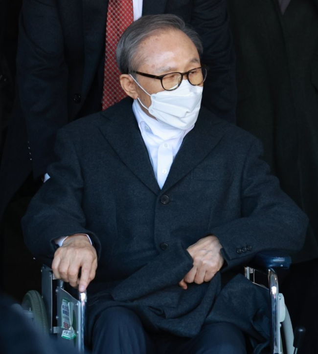 韩国前总统李明博出狱后首次露面：坐轮椅面色憔悴