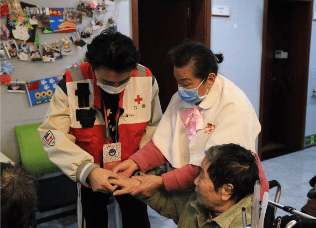 邹德凤：30多年如一日坚持志愿服务