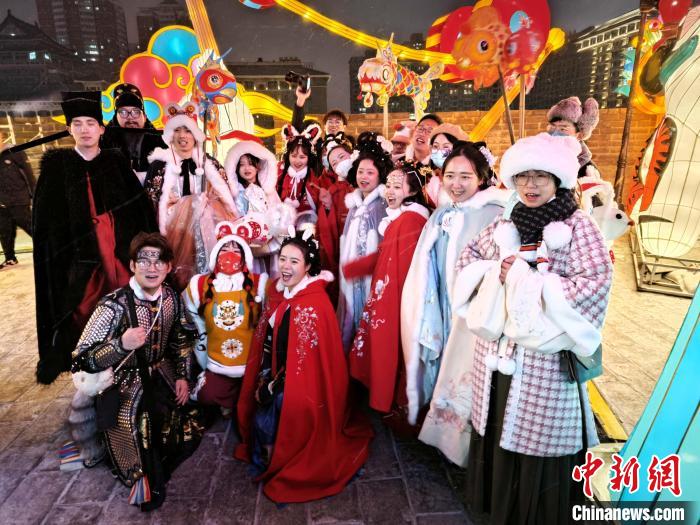 第36届西安城墙新春灯会正式“点灯”民众赏灯迎新春