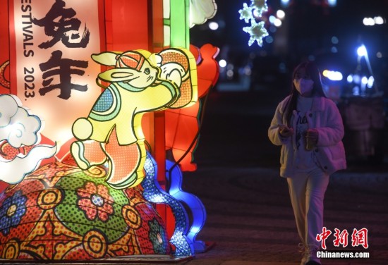 浙江杭州：老街灯光璀璨年味浓