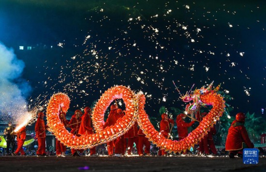 贵州：苗族“舞龙嘘花”闹元宵