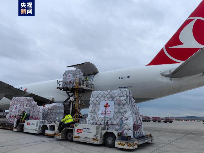 中国政府援助土耳其救灾物资抵达伊斯坦布尔机场