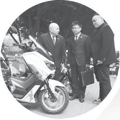 摩托车咋挂着“助力车”标牌？