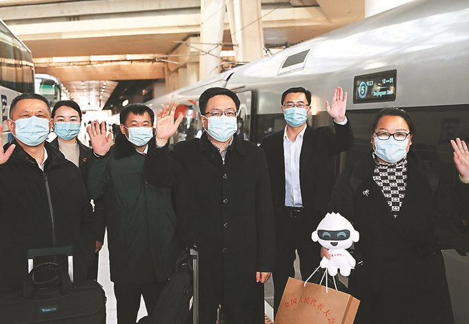 我省全国人大代表带着全省人民重托赴京参会