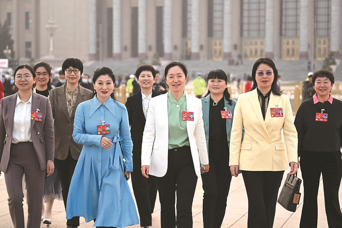 江苏女代表们意气风发走出人民大会堂