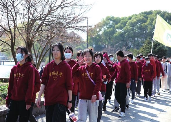 初三学子徒步5公里 广阔天地“高燃”誓师