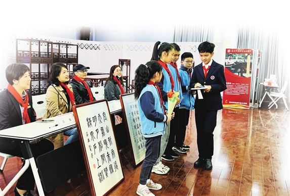 爱心包裹传真情 苏外与新康实小结对签约
