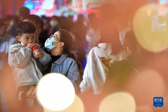 甘肃兰州：“夜经济”绽放“烟火气”升腾