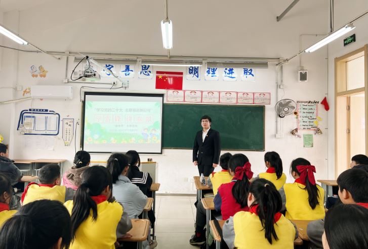 “大手牵小手”一起学雷锋 苏经院“红色故事”宣讲团开讲