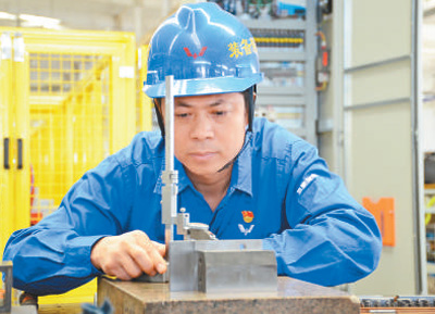 锉削钻孔平稳精准（工匠绝活）