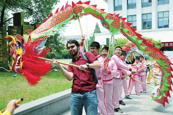 以劳动之趣探立夏民俗 苏州娃与留学生来了场跨文化交流