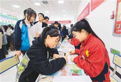 在戈壁滩上安居乐业（新气象新作为）